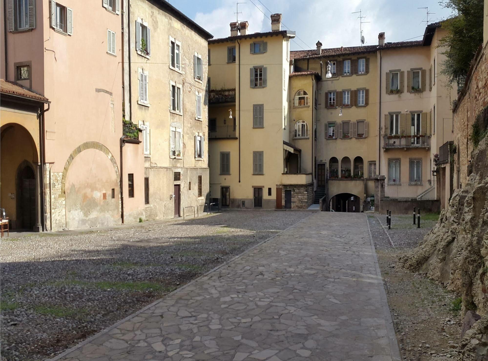 Hotel Uptown B'N'B Bergamo Exterior foto